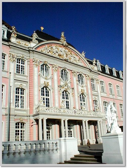 08_02_002_kurfuerstliches_Palais_Hauptportal