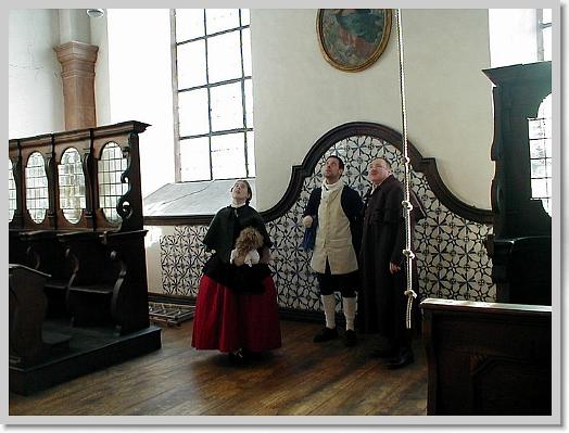 08_02__Trier_0017_Welschnonnenkirche_Nonnenstuhl____oh,_da_ist_ein_Riss_im_Gewoelbe__